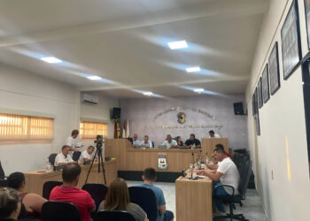 Após polêmica, prefeito de Sangão-SC veta gratificação de R$370 a vereadores por participação em comissões