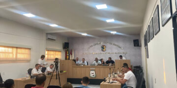 Após polêmica, prefeito de Sangão-SC veta gratificação de R$370 a vereadores por participação em comissões