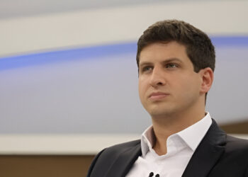 João Campos compra livros superfaturados a R$ 1.690 a unidade e justifica: “erro de calculo”.