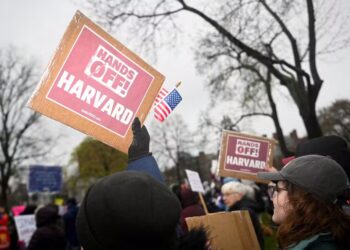 O Conflito entre Harvard e Donald Trump