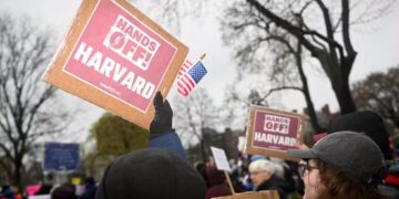 O Conflito entre Harvard e Donald Trump