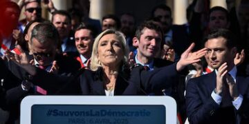 Marine Le Pen, principal lider da direita francesa reune apoiadores e cita inspiração em Martin Luther King contra recentes perseguições