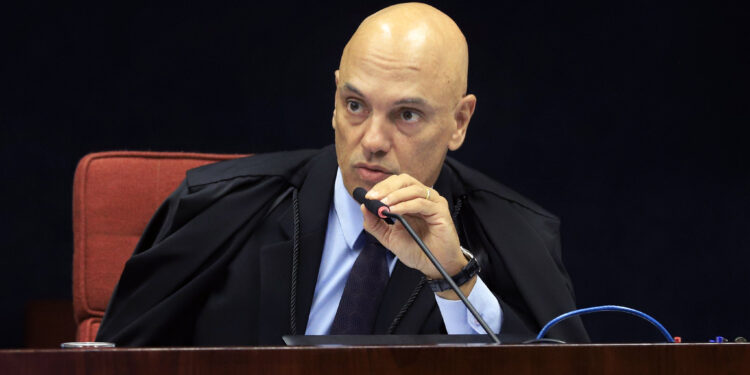 Alexandre de Moraes solicita parecer da PGR para prisão preventiva de Bolsonaro